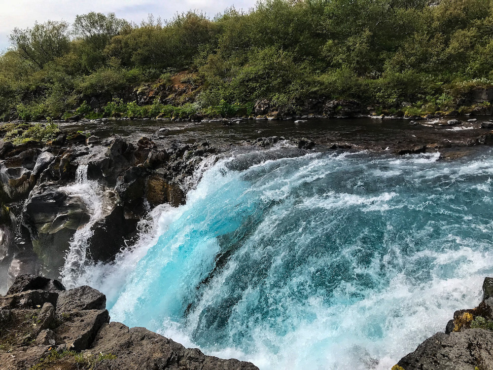 Hlauptungufoss, türkisfarbenes Wasser fällt über einen Wasserfall