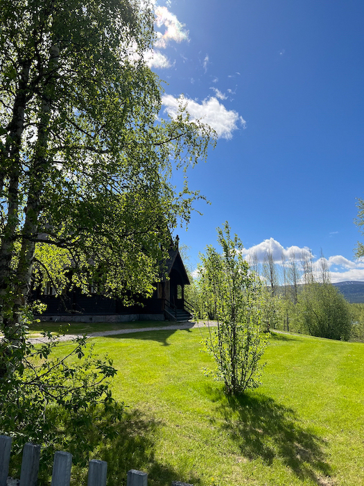 dunkle Holzkirche in Kvikkjokk bei Sonnenschein