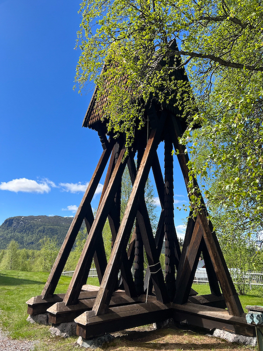 Holzgestell schwarz angestrichen