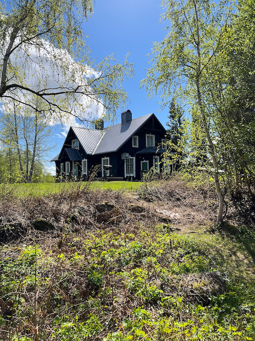 Das Holzhaus ist die Fjellstation in Kvikkjokk