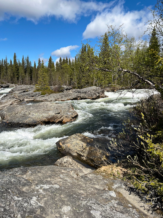 im Fluss fließt das Wasser um große Steine