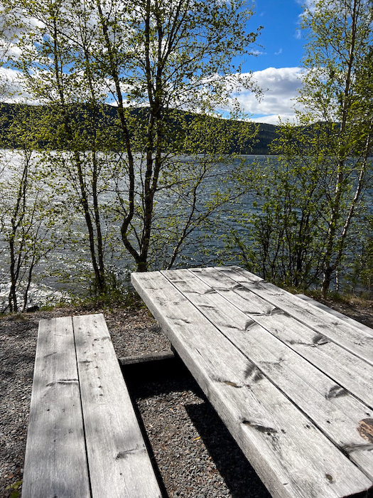 Eine Picknickbank am Rande des Flusses an der Strasse zwischen der E45 und Kvikkjokk