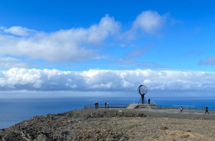 Nordkap vor blauem Himmel mit der Skulptur Globus davor