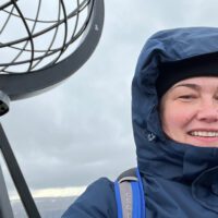 Daniela von Nordmeer Travel am Nordkapp vor der Weltkugel