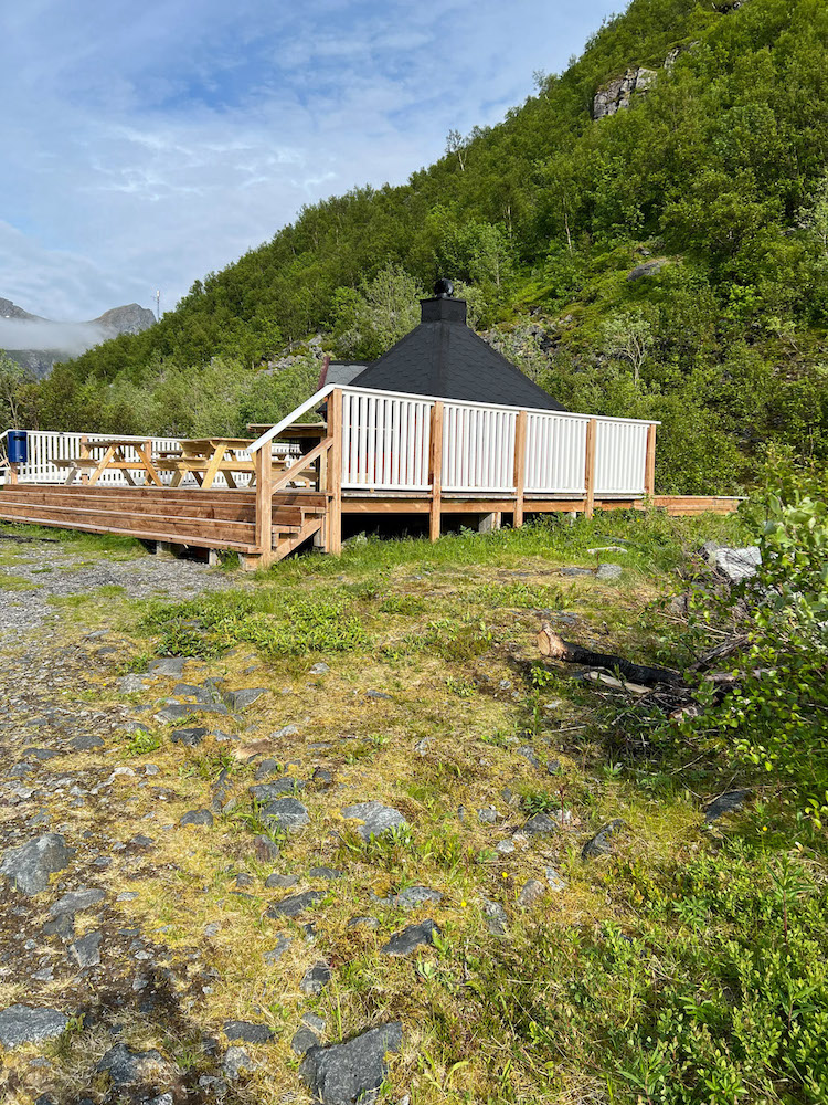 Grillhütte mit grünen Bäumen im Hintergrund