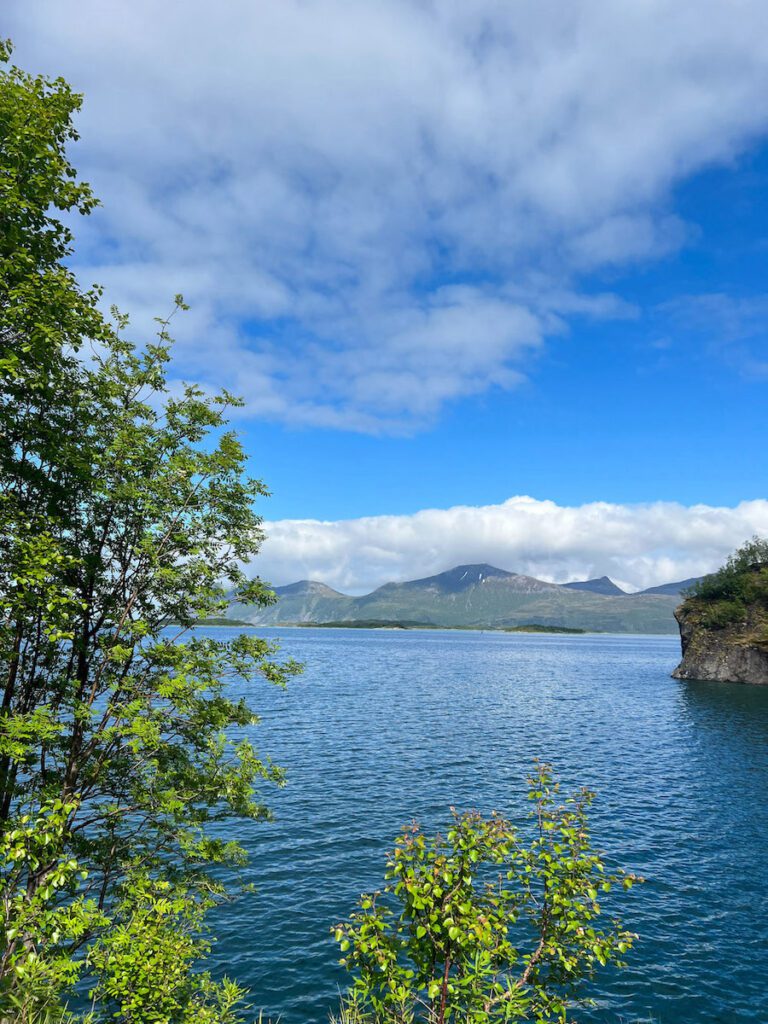 Berg vor Meer