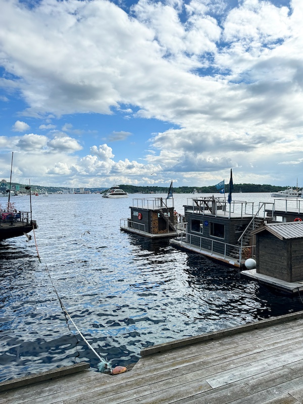 Saunen im Hafen vor Tjuvholmen