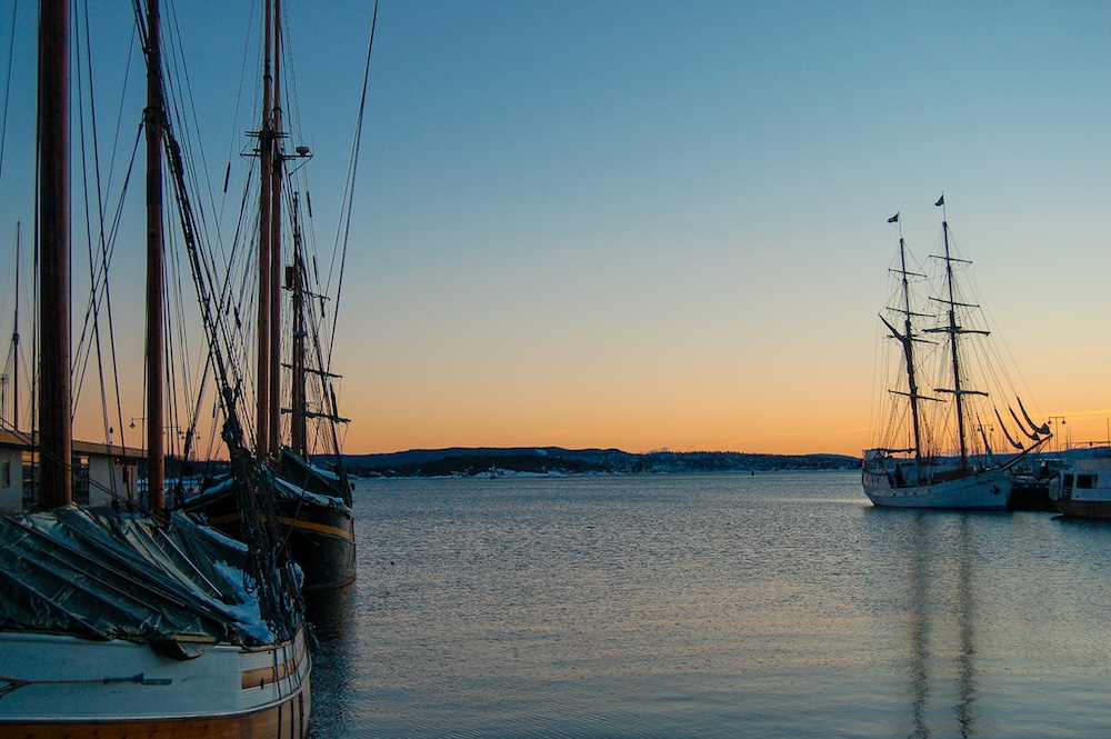 Segelboote in winterlicher Abenddämmerung