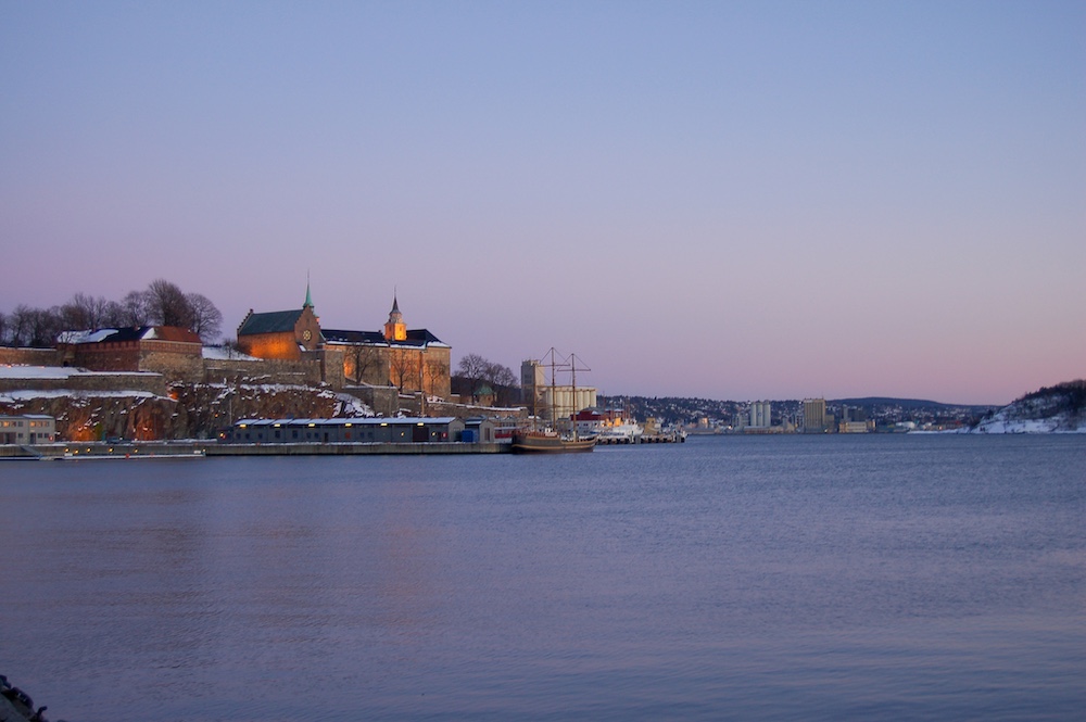 Festung Akershus in Oslo in winterlicher Abenddämmerung