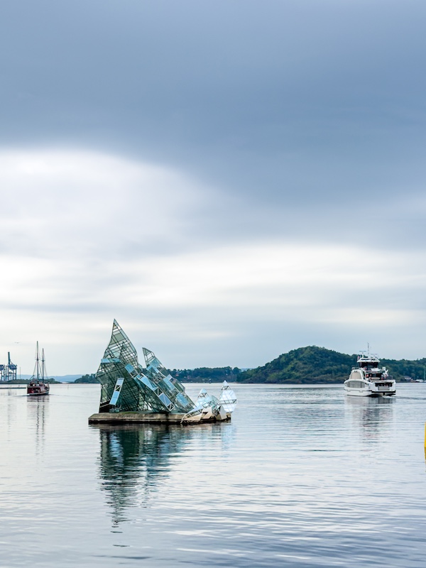 Skulptur Hun Ligger umgeben von Booten im Oslofjord