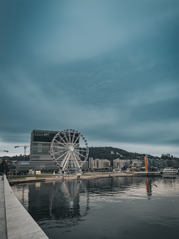 Riesenrad vor dem Munch Museum vor dunklem Himmel