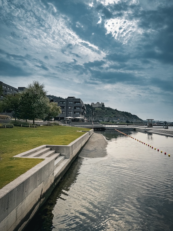 Badestrand von Sørenkaia und der Ekeberg Park im Hintergrund