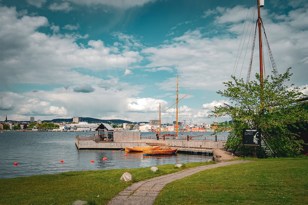 Anlegestelle mit Holzbooten mit Blick auf Oslo im Hintergrund