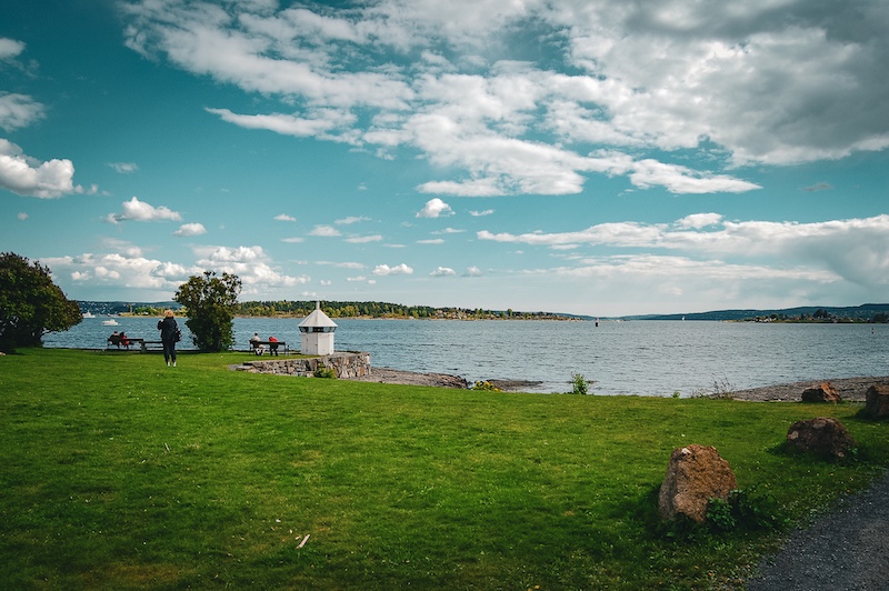 Wiese mit Bänken vor dem Oslofjord