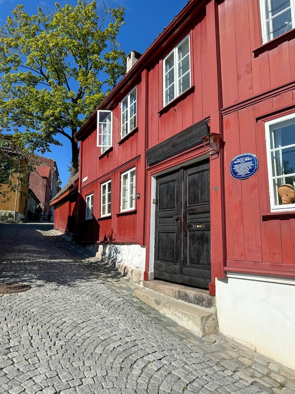 rotes Holzhaus in der Damstredet