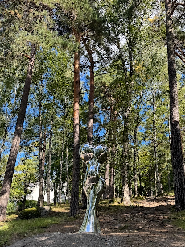 silberne Skulptur im Ekerberg Park