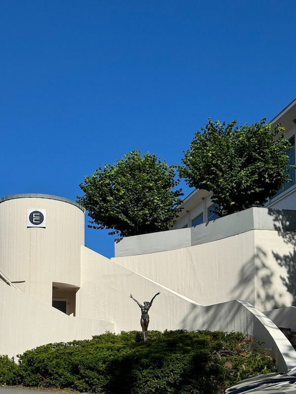 Skulptur und Ekebergpark Restaurant vor blauen Himmel