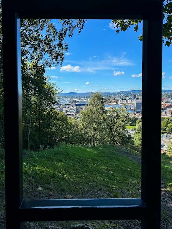 Blick vom Ekeberg Park auf Oslo durch einen schwarzen Rahmen