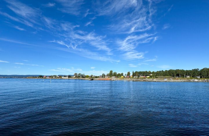 Insel im Oslofjord vom Wasser aus fotografiert