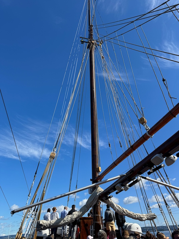 Segelschiffmast und blauer Himmel