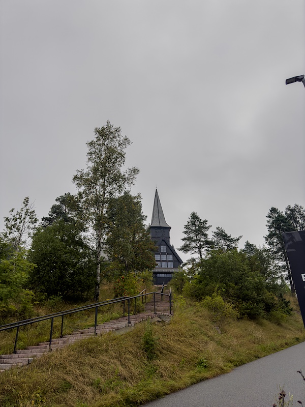 Holmenkollenkapelle im Nebel