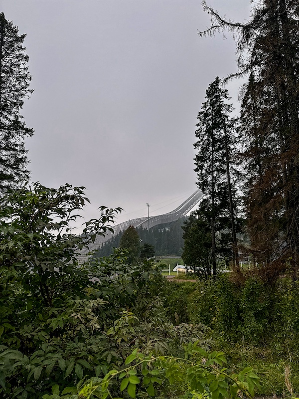 Schanze am Holmenkollen im Nebel