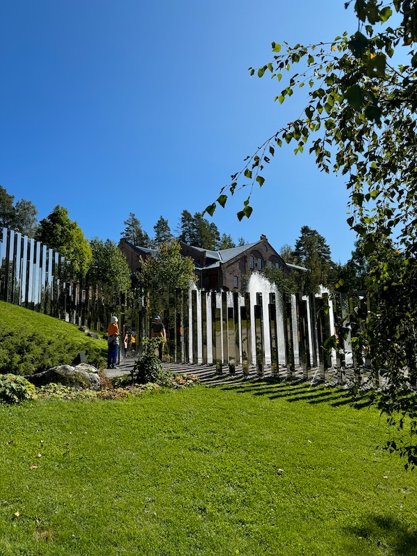 Springbrunnen im Kunstwerk aus verspiegelten Stehlen in Kistefos