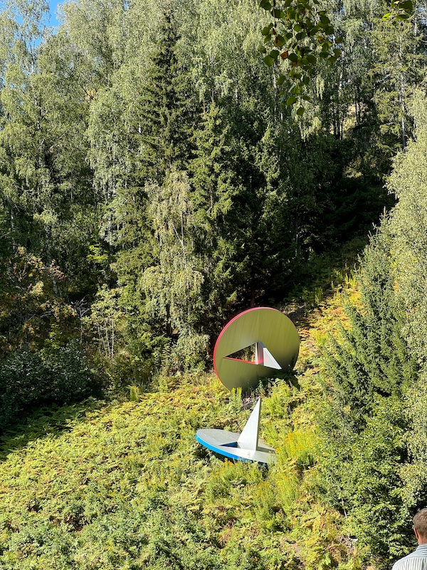 riesige Reisszwecken im Wald von Kistefos