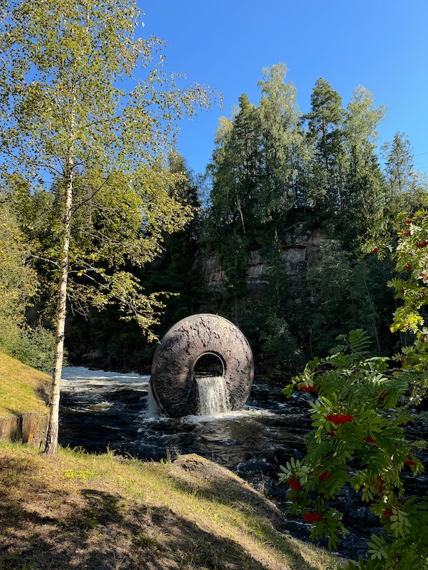 Kunstwerk in Kistefos aus Stein, durch das Wasser des Flusses läuft