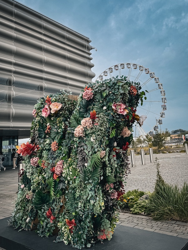 ein M aus Blumen vor dem Munch Museum