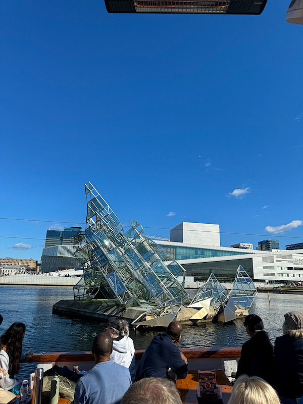 Skultpur Hun Ligger vor dem Oslo Opernhaus vom Boot aus