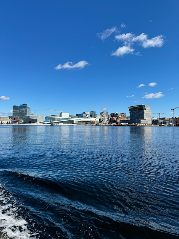 Oslo Oper, Deichman Bibliothek, Riesenrad und Munch Museum vom Fjord aus