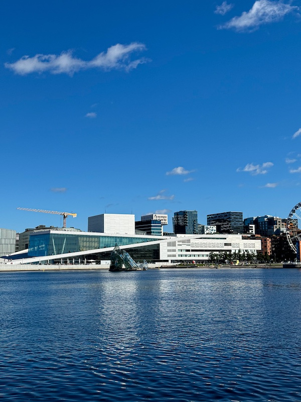 Oslo Oper und Skulptur Hun Ligger vom Fjord aus