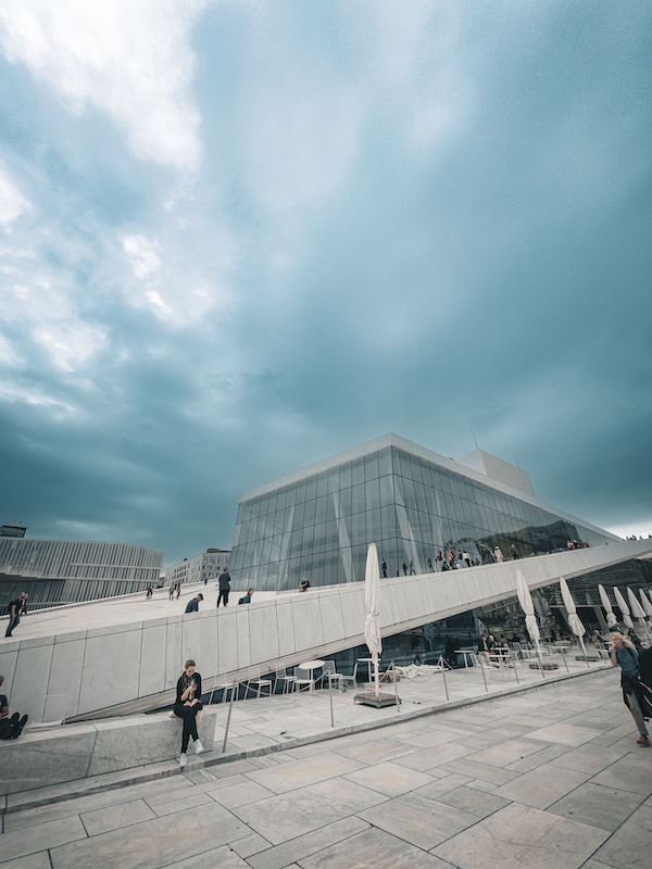 Oslo Opernhaus vor dunklem Himmel