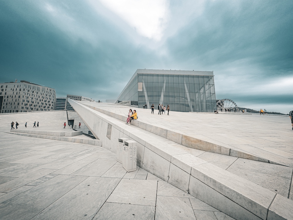 Oslo Opernhaus vor dunklem Himmel