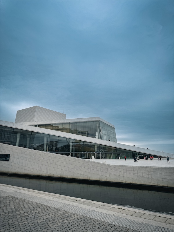 Oslo Opernhaus vor dunklem Himmel