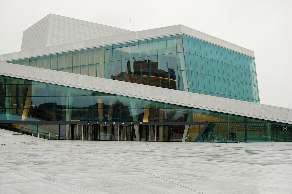 Aussenansicht der Oper mit vielen Glasfronten