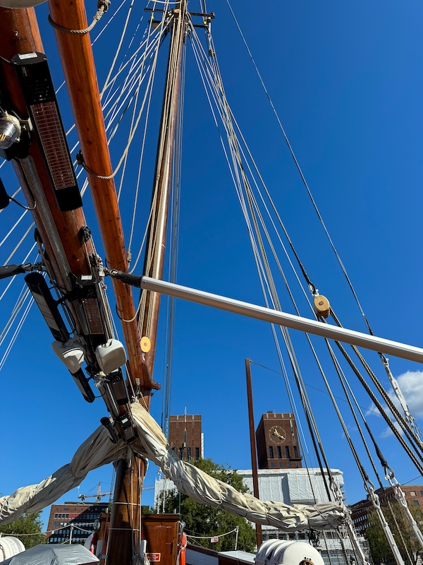 Oslo Rathaus vom Segelschiff aus