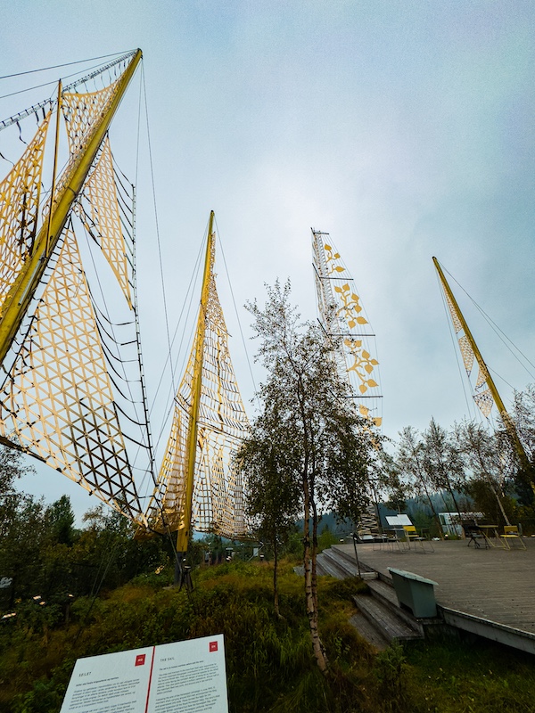 Kunstinstallation mit goldenen Segel in Roseslottet