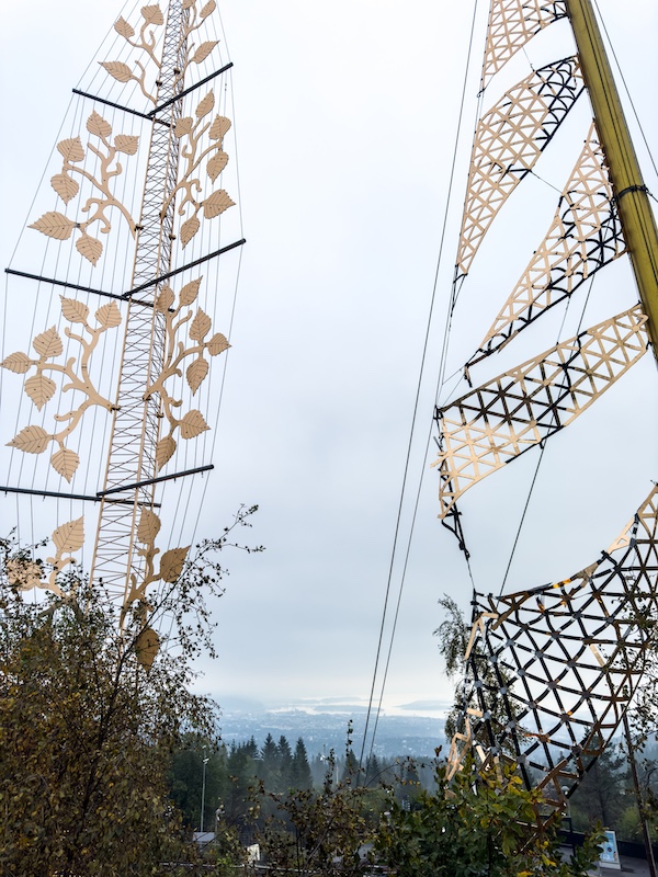 Kunstinstallation mit goldenen Segel in Roseslottet mit Blick auf den Oslofjord