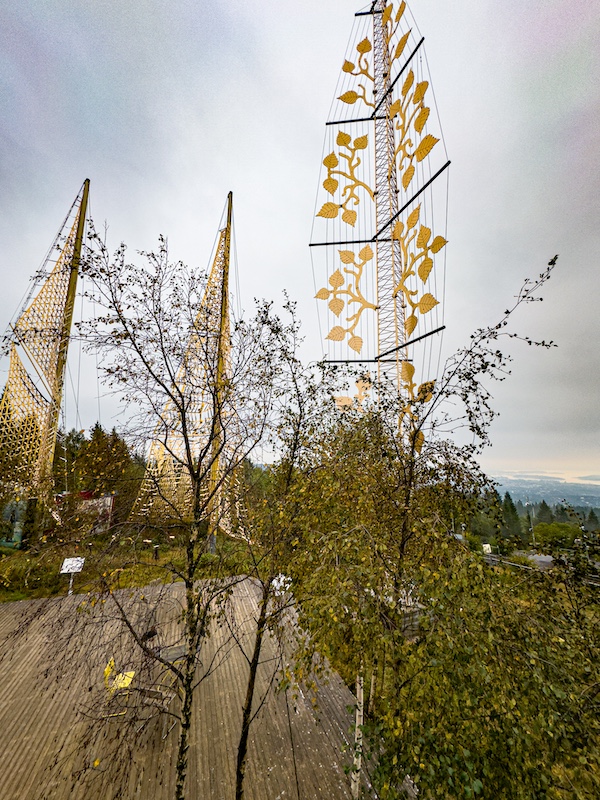 Kunstinstallation mit goldenen Segel in Roseslottet