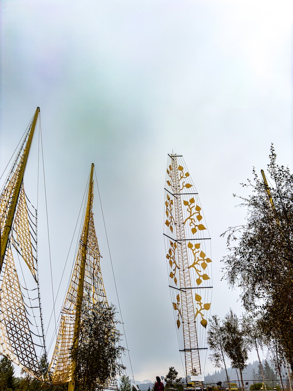 Kunstinstallation mit goldenen Segel in Roseslottet