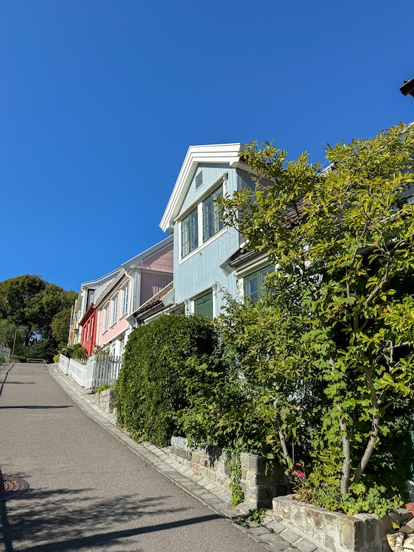 bunte Holzhäuser vor blauem Himmel in Telthusbakken