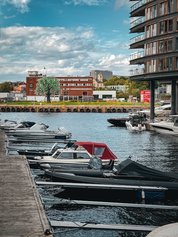 Kanal und Oslo Treet in Tjuvholmen