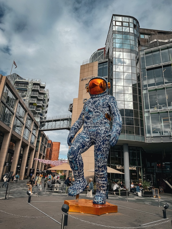 Figur Astronaut vor neuem Gebäude