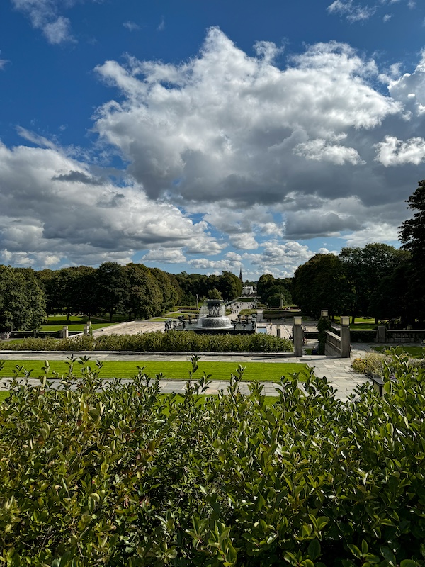 grüner Park mit Skulpturenbrunnen von Vigeland