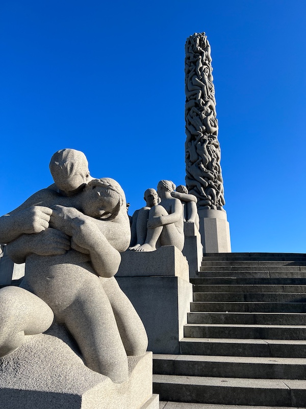 Skulpturen an Treppen, die zu einem Monolithen führen