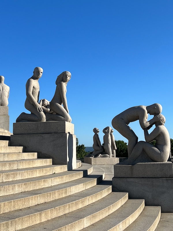 Skulpturen auf Treppen