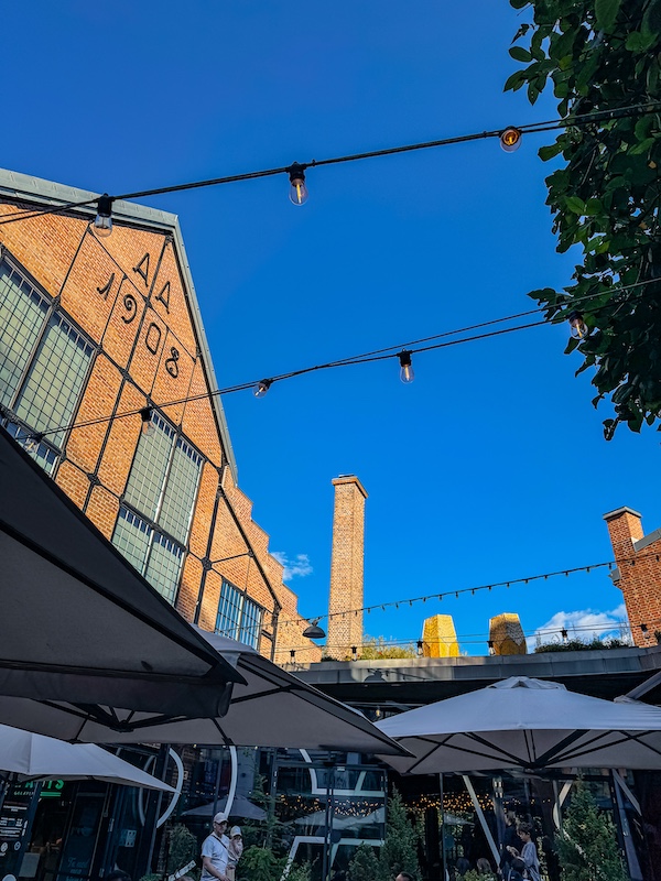 Backsteingebäude vor blauem Himmel