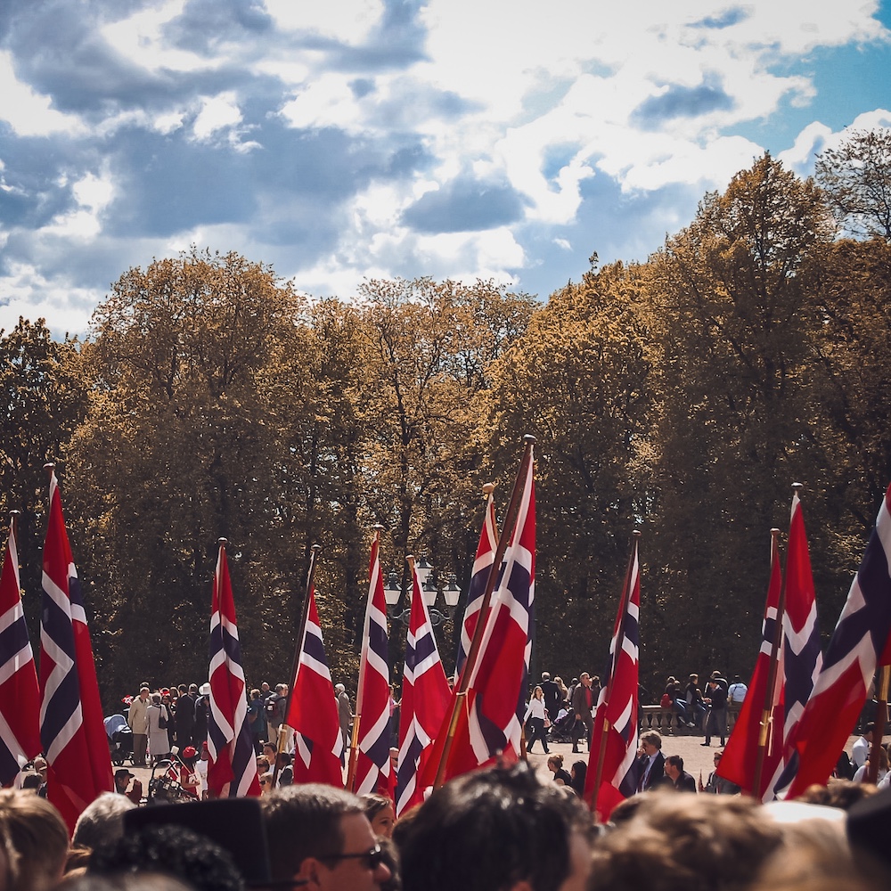 Am Nationalfeiertag von Norwegen schwingen Schüler Fahnen